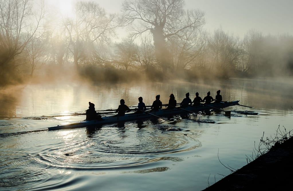 Team,Rowing,On,A,Mirror